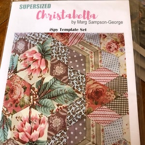 Może przedstawiać: Zestaw szablonów do patchworku o nazwie "Supersized Christabella" autorstwa Marg Sampson-George. Wzór przedstawia sześciokątny projekt z kwiatowymi i geometrycznymi nadrukami tkanin w odcieniach różowego, brązowego, zielonego i niebieskiego.