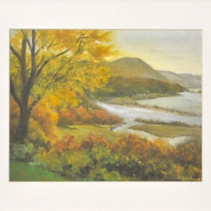 Puede incluir: Una pintura de un paisaje con un r&iacute;o serpenteando a trav&eacute;s de un valle. Los &aacute;rboles est&aacute;n en tonos de amarillo, naranja y rojo, lo que indica el oto&ntilde;o. El r&iacute;o es de un azul claro, y las colinas en el fondo son de un verde apagado.