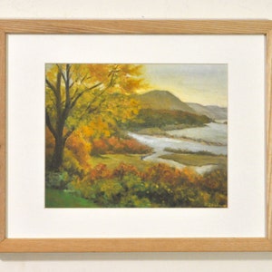 Puede incluir: Una pintura enmarcada de una escena de paisaje con un r&iacute;o serpenteando a trav&eacute;s de un bosque. Los &aacute;rboles est&aacute;n en tonos de amarillo, naranja y verde, y el r&iacute;o es de un azul claro. El cielo es de un gris p&aacute;lido.