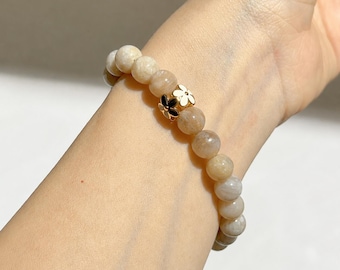 Einzigartiges Korallen Jade Armband • Natürlicher Edelstein Schmuck • Blumen Charme • Handgefertigtes Geschenk für Sie