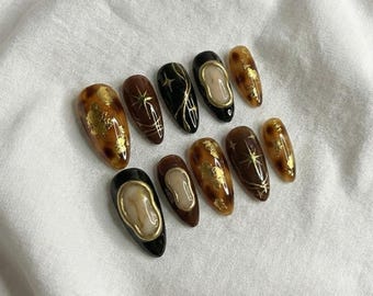Uñas postizas con lámina dorada de carey / Marco vintage Cameo, set de gel Dark Academia