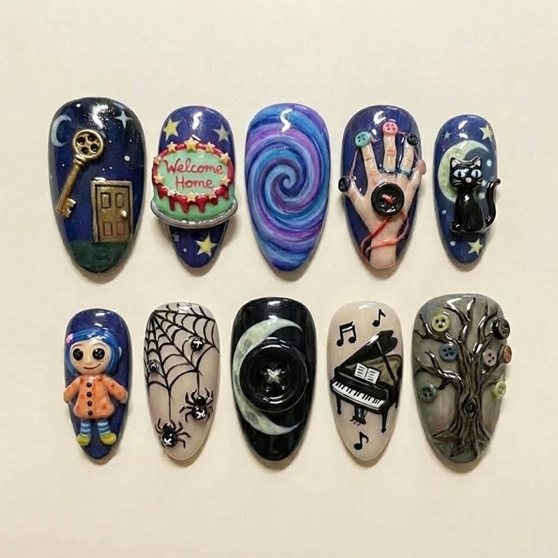 Puede incluir: Un conjunto de diez u&ntilde;as acr&iacute;licas en forma de almendra con varios dise&ntilde;os. Los dise&ntilde;os incluyen una llave y una puerta, un pastel con el texto "Welcome Home", un remolino, una mano con botones, un gato negro en una luna creciente, una mu&ntilde;eca, una telara&ntilde;a, un bot&oacute;n en una luna, un piano y un &aacute;rbol con botones.