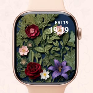 Può includere: Smartwatch color oro rosa con un design floreale sullo schermo. Lo schermo mostra uno sfondo blu scuro con una varietà di fiori di carta colorati e foglie verdi. L'ora è 19:19 e la data è venerdì 19.