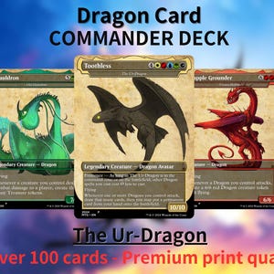 Puede incluir: Tres cartas de Magic: The Gathering Dragon Commander Deck. Las cartas presentan ilustraciones de dragones en verde, negro y rojo. El texto en las cartas incluye "Toothless", "Scauldron" y "Apple Grounder". El texto "Dragon Card Commander Deck" está en la parte superior.