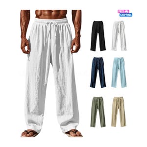 Op de afbeelding: Een persoon draagt een witte linnen broek met een trekkoord in de taille. Extra broeken in zwart, wit, marineblauw, lichtblauw, olijfgroen en beige worden getoond. De broeken zijn casual en losvallend.