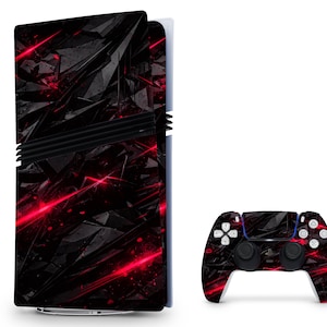 Könnte beinhalten: Ein schwarzes und rotes Gaming-Konsolen- und Controller-Skin-Set. Das Konsolen-Skin hat ein geometrisches Design mit roten Streifen und Akzenten. Der Controller hat ein passendes Design. Das Set soll das Aussehen der Spielkonsole verbessern.