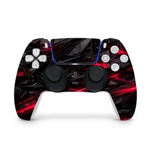 Könnte beinhalten: Ein schwarz-roter PlayStation 5-Controller mit geometrischem Design. Der Controller hat eine schwarze Basis mit einem Muster aus roten Linien und Formen. Die Tasten sind weiß und schwarz.