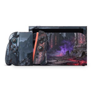 Könnte beinhalten: Eine speziell gestaltete Videospielkonsole mit passenden Controllern. Die Konsole hat ein dunkles Fantasy-Design mit einer Berglandschaft und roten und violetten Akzenten. Die Controller haben ein ähnliches Design mit schwarzen, grauen und orangefarbenen Details.
