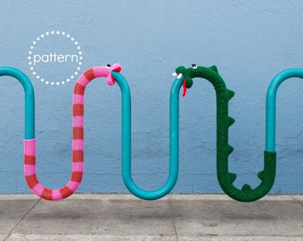 Patrón de punto de Yarnbomb de serpiente PDF, portabicicletas acogedor Yarnbomb Street Art, DIY Craft Knit Softie Dragon Loch Ness Nelly Caterpillar Worm