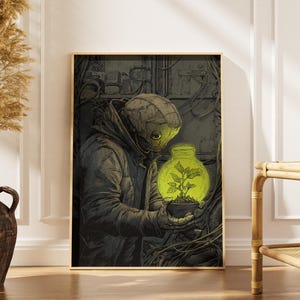 Puede incluir: Impresión artística enmarcada que representa una figura con una chaqueta con capucha sosteniendo un tarro de cristal brillante con una planta en su interior. La obra de arte tiene una paleta de colores oscura y apagada con acentos verdes y amarillos, creando un tema de ciencia ficción o fantasía.