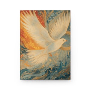 Könnte beinhalten: Ein Notizbuch mit einer detaillierten Illustration einer weißen Taube im Flug, vor einem Hintergrund aus warmen Orange- und kühlen Blautönen. Die Taube ist von einem goldenen Heiligenschein und Sonnenstrahlen umgeben, mit komplizierten Federdetails.