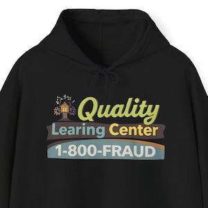 Könnte beinhalten: Schwarzer Kapuzenpullover mit Fronttasche und Kordelzug. Auf der Vorderseite steht der Text "Quality Learing Center" mit der Telefonnummer "1-800-FRAUD" in einem farbenfrohen Design. Ein lässiger Stil.