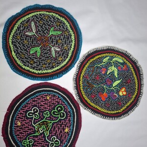 Könnte beinhalten: Rustikales Holzschild mit dem Text "Welcome to our home" in weißer Schrift. Das Schild hat eine Used-Optik und ein schlichtes Design, ideal für die Dekoration der Haustür.