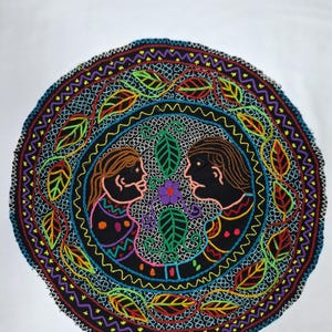 Handgefertigter runder Shipibo-Wandteppich, inspiriert von den Icaros der Ayahuasca-Zeremonien. Mit einem Umfang von 50 Zentimetern.