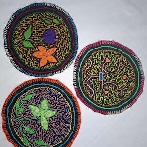 Könnte beinhalten: Ein Set aus drei Keramikbechern mit gesprenkelter, matter Oberfläche. Die Becher sind in den Farbtönen Creme, Hellgrau und Dunkelgrau gehalten. Jeder Becher hat ein schlichtes, minimalistisches Design und einen abgerundeten Henkel.