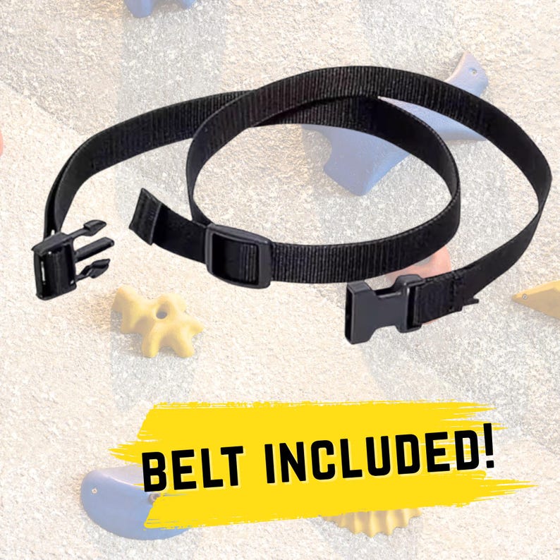 Peut inclure: Une ceinture en nylon noir avec une fermeture &agrave; boucle en plastique. La ceinture est pr&eacute;sent&eacute;e courb&eacute;e, avec le texte "BELT INCLUDED!" dans une banni&egrave;re jaune.