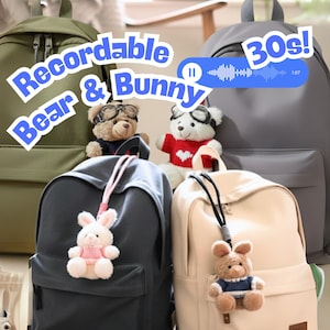 Könnte beinhalten: Rucksäcke in verschiedenen Farben, darunter Grün, Grau und Beige, werden mit Schlüsselanhängern in Form von Bären und Hasen präsentiert. Das Bild enthält den Text "Recordable Bear & Bunny" und "30s!"