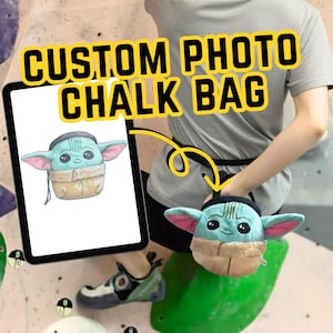 Peut inclure: Un sac &agrave; magn&eacute;sie photo personnalis&eacute; avec un design de personnage de dessin anim&eacute;. Le sac est bleu clair avec des accents beiges et un bord noir. Le texte "CUSTOM PHOTO CHALK BAG" est en jaune avec un contour noir.