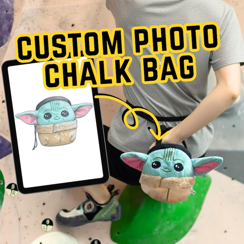 Peut inclure: Un sac &agrave; magn&eacute;sie photo personnalis&eacute; avec un design de personnage de dessin anim&eacute;. Le sac est bleu clair avec des accents beiges et un bord noir. Le texte "CUSTOM PHOTO CHALK BAG" est en jaune avec un contour noir.