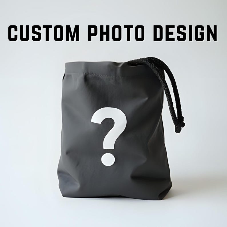 Peut inclure: Un sac &agrave; cordon de serrage gris fonc&eacute; avec un point d'interrogation blanc et un point blanc. Le sac a une fermeture &agrave; cordon noire et le texte "CUSTOM PHOTO DESIGN" en lettres noires au-dessus.