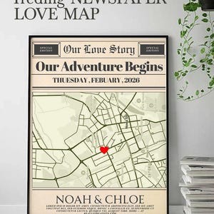 Può includere: Stampa di mappa in stile giornale incorniciata con il testo "Our Love Story" e "Our Adventure Begins". La mappa presenta un cuore rosso che segna una posizione. La stampa include i nomi "Noah & Chloe" e la data "Thursday, February, 2026."