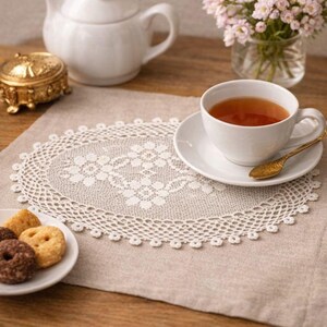 Oval virkad spetsduk: Vit bomulls-shabby chic lantlig bordslöpare-dekor