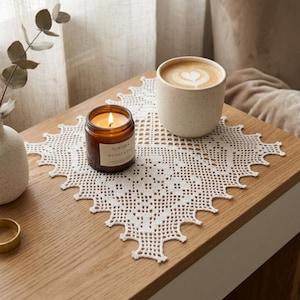 Mantel individual cuadrado pequeño de encaje de ganchillo hecho a mano con estampado geométrico estilo bohemio, posavasos de algodón blanco