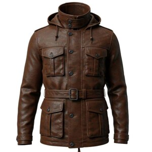 Könnte beinhalten: Braune Lederjacke mit Kapuze, mehreren Taschen und einem Gürtel. Die Jacke hat eine Knopfleiste vorne und einen hohen Kragen. Sie hat einen Reißverschluss unten und einen Gürtel mit Metallschnalle. Klassisches, robustes Design.