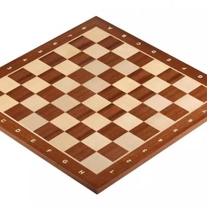 Könnte beinhalten: Ein Schachbrett aus Holz mit einem Schachbrettmuster aus hellen und dunklen Quadraten. Der Rahmen ist dunkelbraun mit Buchstaben und Zahlen. Ein klassisches Brettspiel für Schach.