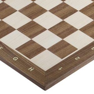 Könnte beinhalten: Nahaufnahme eines Schachbretts aus Holz mit abwechselnd hellen und dunklen Feldern. Der Rand ist dunkelbraun mit Buchstaben- und Zahlenbezeichnungen. Die Felder sind hell und dunkelbraun.