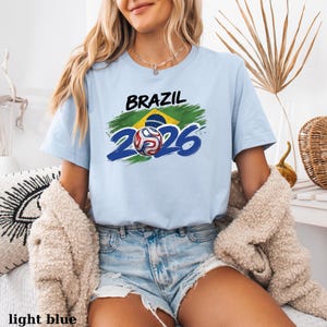 Maglietta da calcio del Brasile 2026 / Maglietta per tifosi di calcio brasiliani / Maglietta con bandiera del Brasile e disegno a pennello / Regalo Global Soccer 2026 Brasile / Abbigliamento per tifosi della Seleção immagine 9