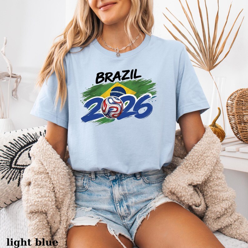 Maglietta da calcio del Brasile 2026 / Maglietta per tifosi di calcio brasiliani / Maglietta con bandiera del Brasile e disegno a pennello / Regalo Global Soccer 2026 Brasile / Abbigliamento per tifosi della Seleção immagine 9