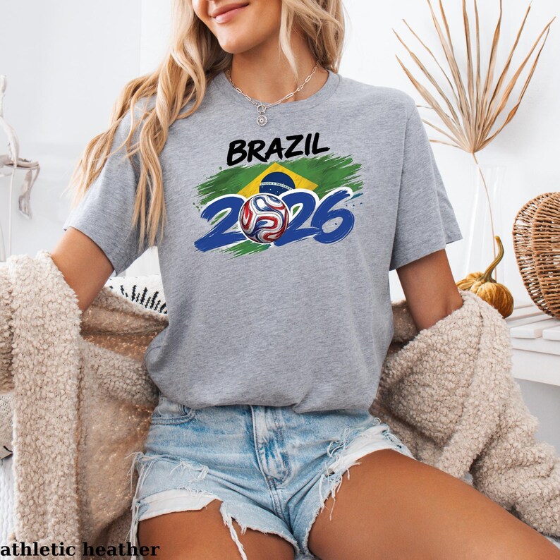 Maglietta da calcio del Brasile 2026 / Maglietta per tifosi di calcio brasiliani / Maglietta con bandiera del Brasile e disegno a pennello / Regalo Global Soccer 2026 Brasile / Abbigliamento per tifosi della Seleção immagine 7