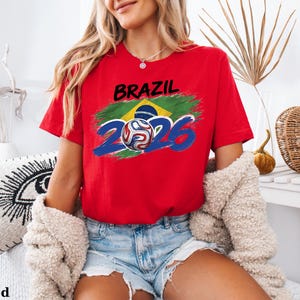 Maglietta da calcio del Brasile 2026 / Maglietta per tifosi di calcio brasiliani / Maglietta con bandiera del Brasile e disegno a pennello / Regalo Global Soccer 2026 Brasile / Abbigliamento per tifosi della Seleção immagine 10