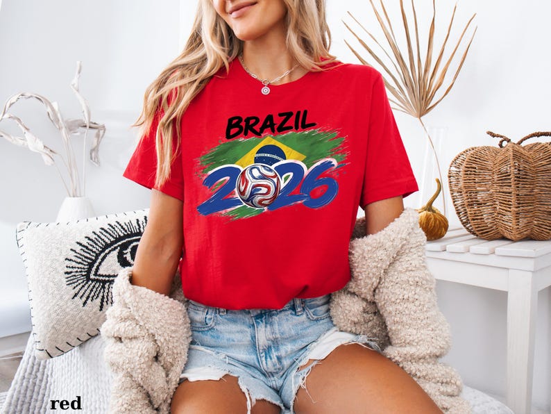 Maglietta da calcio del Brasile 2026 / Maglietta per tifosi di calcio brasiliani / Maglietta con bandiera del Brasile e disegno a pennello / Regalo Global Soccer 2026 Brasile / Abbigliamento per tifosi della Seleção immagine 10