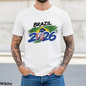 Pu&ograve; includere: Una tazza di ceramica bianca con un manico nero e la scritta "But First, Coffee" in nero, con un carattere a mano. La tazza &egrave; su una superficie bianca.