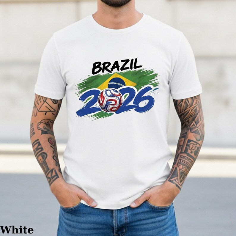 Pu&ograve; includere: Una tazza di ceramica bianca con un manico nero e la scritta "But First, Coffee" in nero, con un carattere a mano. La tazza &egrave; su una superficie bianca.