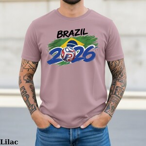 Maglietta da calcio del Brasile 2026 / Maglietta per tifosi di calcio brasiliani / Maglietta con bandiera del Brasile e disegno a pennello / Regalo Global Soccer 2026 Brasile / Abbigliamento per tifosi della Seleção immagine 2