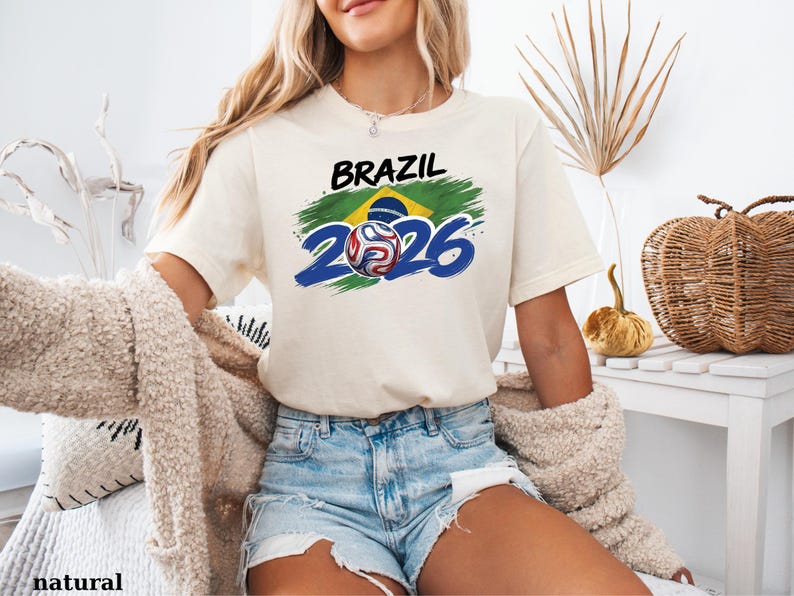 Pu&ograve; includere: Una tazza di ceramica bianca con un manico nero e la scritta "But First, Coffee" in nero, con un carattere a mano. La tazza &egrave; su una superficie bianca.