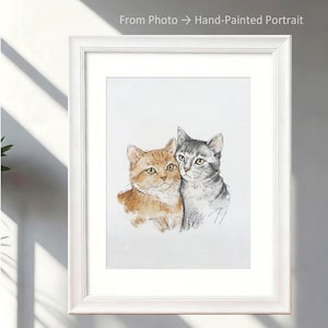 Puede incluir: Retrato pintado a mano de dos gatos en un marco blanco. Un gato es naranja y blanco, el otro gris y blanco. El texto en la parte superior dice "From Photo -> Hand-Painted Portrait."