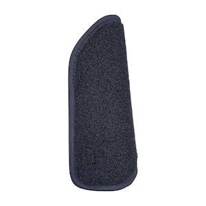 Op de afbeelding: Een marineblauw, rechthoekig, gewatteerd item met een gebogen bovenrand. Het item heeft een getextureerd, fuzzy oppervlak en een gladde, donkerblauwe rand. De vorm is langwerpig en licht taps toelopend, wat suggereert dat het een beschermhoes of pad kan zijn.