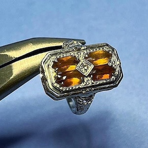 Anillo Art Déco de oro blanco de 14 k con citrino y camafeo, con detalles de diamantes, estilo vintage.