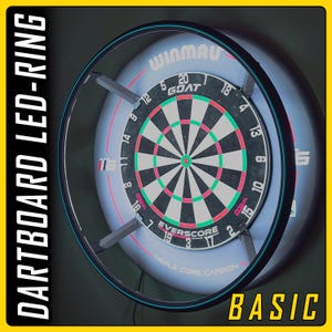 Könnte beinhalten: Eine Dartscheibe mit einem schwarzen LED-Ring und dem Text "DARTBOARD LED-RING". Die Dartscheibe hat ein schwarzes, weißes und grünes Ziel-Design. Das Wort "BASIC" wird unten rechts angezeigt.