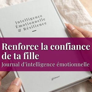 Könnte beinhalten: Ein hellgraues Journal mit dem Text "Intelligence Émotionnelle & Résilience" und "Renforce la confiance de ta fille" in Weiß. Das Journal wird von einer Person gehalten. Das Journal ist ein Werkzeug für emotionale Intelligenz.