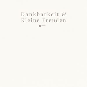 Puede incluir: Un dise&ntilde;o minimalista con las palabras "Dankbarkeit & Kleine Freuden" en una fuente gris suave. Debajo, un peque&ntilde;o punto gris y un guion. La parte inferior de la imagen tiene el texto "All Embraces" en gris.