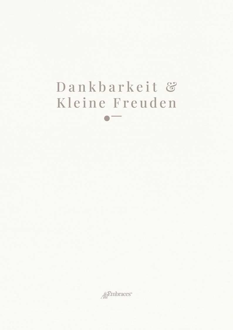 Puede incluir: Un dise&ntilde;o minimalista con las palabras "Dankbarkeit & Kleine Freuden" en una fuente gris suave. Debajo, un peque&ntilde;o punto gris y un guion. La parte inferior de la imagen tiene el texto "All Embraces" en gris.
