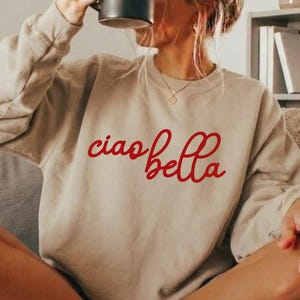 Sudadera Ciao Bella con cita italiana estética en letras rojas, jersey chic, regalo para ella.