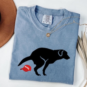 Maglietta divertente con cane che fa la cacca sul cappello MAGA - Maglietta anti-Trump per amanti dei cani FDT - Maglietta di protesta politica sottile per democratici e donne