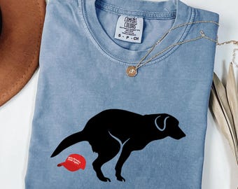 Hond poepen op MAGA Hat grappig shirt - FDT anti Trump hondenliefhebber Tee - subtiel politiek protestshirt voor democraten en vrouwen