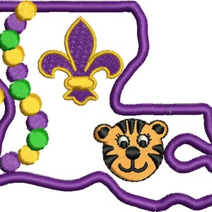 Op de afbeelding: Een geborduurd ontwerp met de omtrek van Louisiana in paars, met Mardi Gras-kralen, een fleur-de-lis en een tijgergezicht. De kralen zijn groen, geel en paars. De fleur-de-lis is paars met gouden accenten. Het tijgergezicht is oranje en zwart.